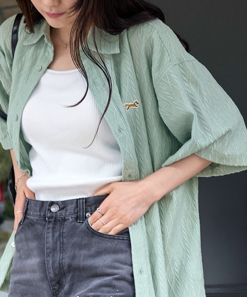 PENNEYS(ぺニーズ)の「PENNEYS/ペニーズ 別注 THE FOX ロゴ ワンポイントワッペン刺繍 レースシアールーズ半袖シャツ(シャツ/ブラウス・メンズ・ブルー系/グレイッシュベージュ/ブラック/ライトグリーン/レッド/チャコールグレー・S/M/L)」の4枚目の写真