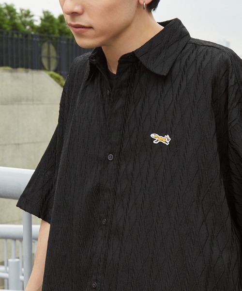 PENNEYS(ぺニーズ)の「PENNEYS/ペニーズ 別注 THE FOX ロゴ ワンポイントワッペン刺繍 レースシアールーズ半袖シャツ(シャツ/ブラウス・メンズ・ブルー系/グレイッシュベージュ/ブラック/ライトグリーン/レッド/チャコールグレー・S/M/L)」の8枚目の写真