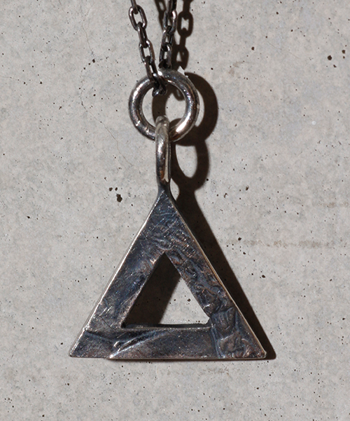 THEFT（セフト）の「THEFT セフト / TRIANGLE COIN NEC トライアングルコインネックレス / TPE-118（ネックレス・メンズ・シルバー・FREE）」の2枚目の写真