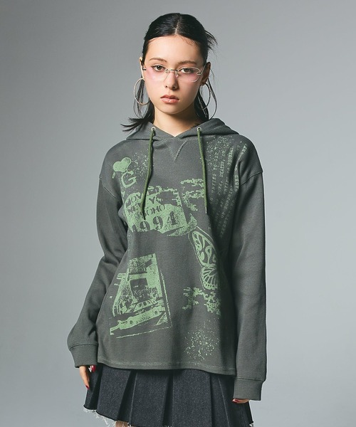 X-girl（エックスガール）の「COLLAGE GRAPHIC HOODED TOP（パーカー・レディース・オリーブ/チャコール・S/M）」の9枚目の写真