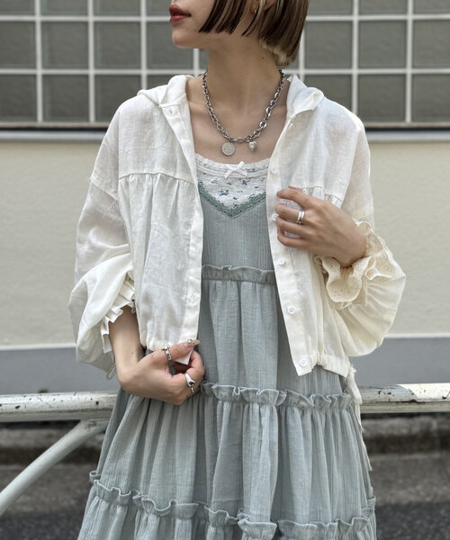 w closet(ダブルクローゼット)の「【3色展開】フーディーショートシャツ(シャツ/ブラウス・レディース・ブラック/オフホワイト/ブルー・FREE)」の2枚目の写真