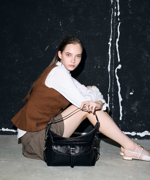 CHARLES & KEITH◆Bryna ベルト付きホーボーバッグ◆送料込 CHARLES & KEITH Bryna ブライナ ベルトホーボーバッグ （Noir