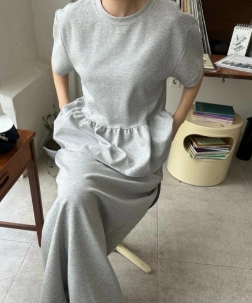 AMELY(エミリー)の「ペプラムトップス×スカートセットアップ(セットアップ・レディース・ブラック/グレー/ホワイト・フリー)」の16枚目の写真