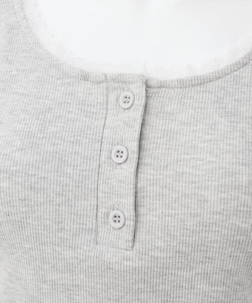 INGNI（イング）の「ヘンリーレース付プレートロゴリブトップス（Tシャツ/カットソー・レディース・オフホワイト/グレー/ブラック・M）」の8枚目の写真