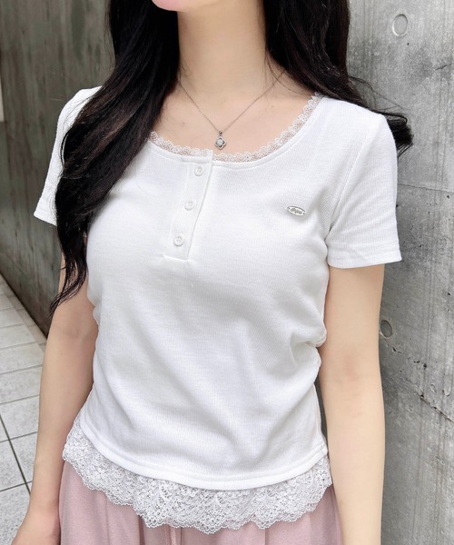 INGNI（イング）の「ヘンリーレース付プレートロゴリブトップス（Tシャツ/カットソー・レディース・オフホワイト/グレー/ブラック・M）」の2枚目の写真