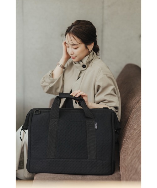 EDITA.(エディータ)の「ネオプレンボストンバッグ 旅行 / 出張(ボストンバッグ・レディース・オリーブ/ダークグレー/ライトグレー/ベージュ系その他/ブラック系その他/チャコールグレー/ブラック/グレー系その他・FREE)」の2枚目の写真