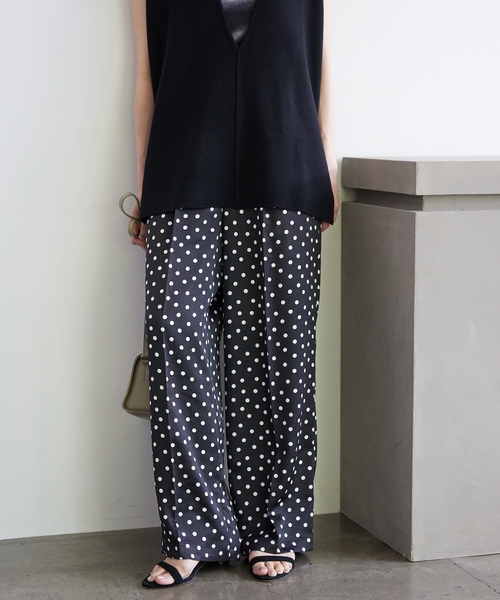 SLOBE IENA(スローブイエナ)の「《WEB限定/追加》プリントサテンイージーパンツ(その他パンツ・レディース・ブラック/キャメル・FREE)」の12枚目の写真