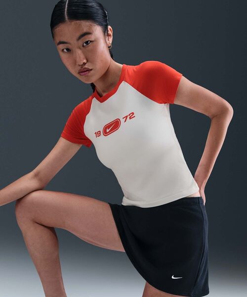 NIKE(ナイキ)の「ナイキ スポーツウェア チル ニット ウィメンズ スリム グラフィック Tシャツ / Nike Sportswear Chill Knit Women's Slim Graphic T-Shirt HV4993-133 Sail(Tシャツ/カットソー・レディース・クリーム・XL/L/XS/S/M)」の5枚目の写真