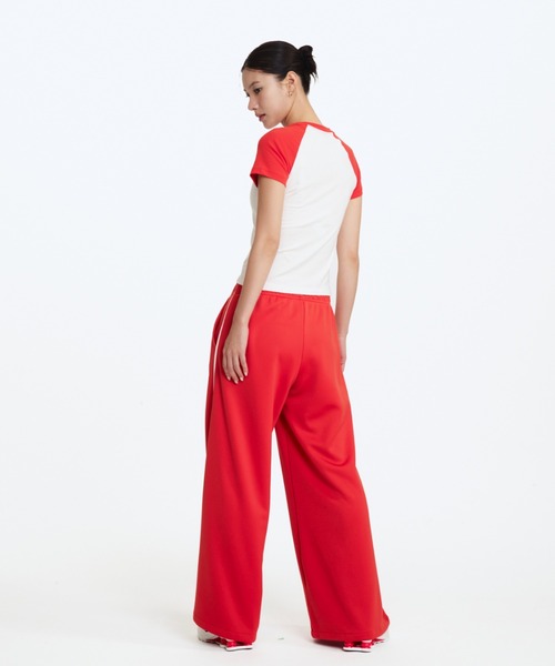 NIKE(ナイキ)の「ナイキ スポーツウェア チル ニット ウィメンズ スリム グラフィック Tシャツ / Nike Sportswear Chill Knit Women's Slim Graphic T-Shirt HV4993-133 Sail(Tシャツ/カットソー・レディース・クリーム・XL/L/XS/S/M)」の3枚目の写真