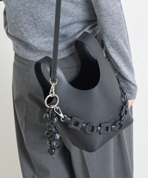 JOURNAL STANDARD(ジャーナルスタンダード)の「別注【VARNY】 JUBILEE BAG WITH CHARM(チャーム付)(ショルダーバッグ・レディース・ブラック/ブラウン・FREE)」の2枚目の写真