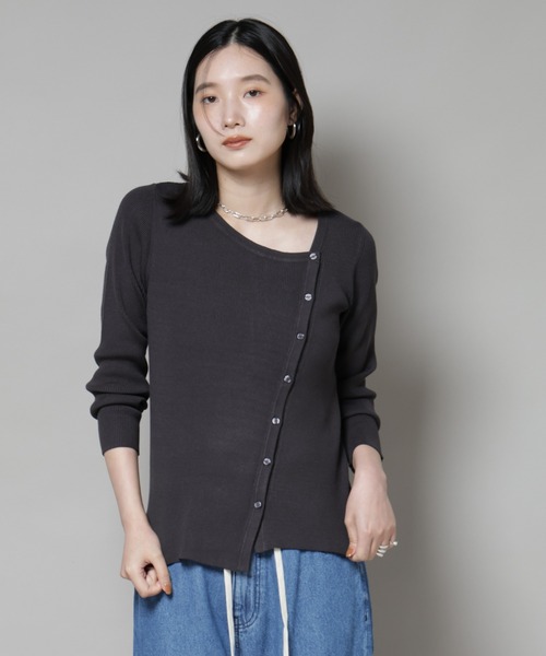 NANO universe（ナノユニバース）の「アシメネックデサインリブニットトップス（ニット/セーター・レディース・チャコール/ライトベージュ/ブルー・FREE）」の2枚目の写真