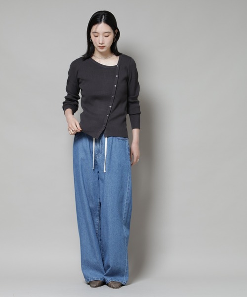 NANO universe（ナノユニバース）の「アシメネックデサインリブニットトップス（ニット/セーター・レディース・チャコール/ライトベージュ/ブルー・FREE）」の8枚目の写真