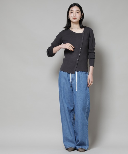 NANO universe（ナノユニバース）の「アシメネックデサインリブニットトップス（ニット/セーター・レディース・チャコール/ライトベージュ/ブルー・FREE）」の7枚目の写真