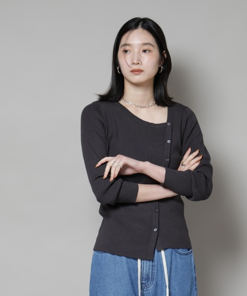 NANO universe（ナノユニバース）の「アシメネックデサインリブニットトップス（ニット/セーター・レディース・チャコール/ライトベージュ/ブルー・FREE）」の4枚目の写真