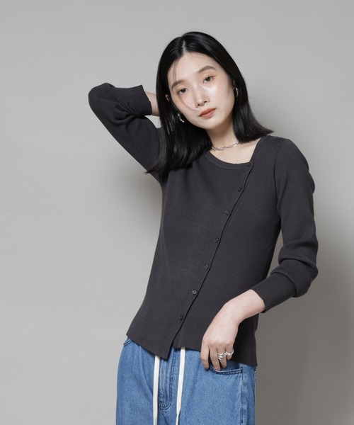 NANO universe（ナノユニバース）の「アシメネックデサインリブニットトップス（ニット/セーター・レディース・チャコール/ライトベージュ/ブルー・FREE）」の6枚目の写真