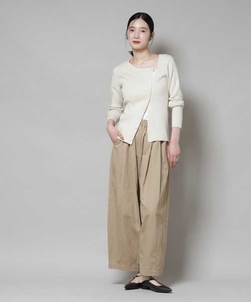 NANO universe（ナノユニバース）の「アシメネックデサインリブニットトップス（ニット/セーター・レディース・チャコール/ライトベージュ/ブルー・FREE）」の14枚目の写真