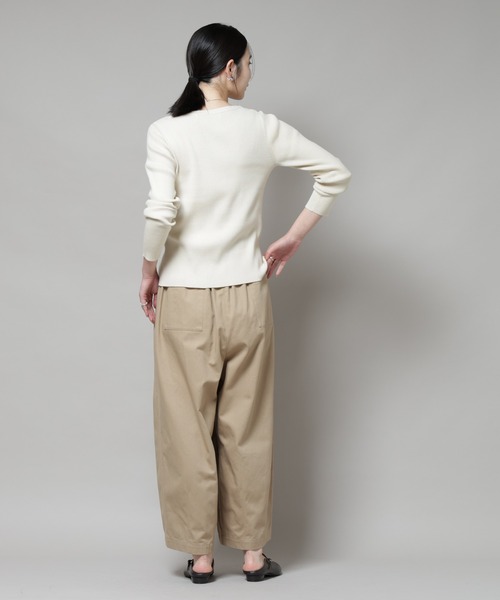 NANO universe（ナノユニバース）の「アシメネックデサインリブニットトップス（ニット/セーター・レディース・チャコール/ライトベージュ/ブルー・FREE）」の16枚目の写真