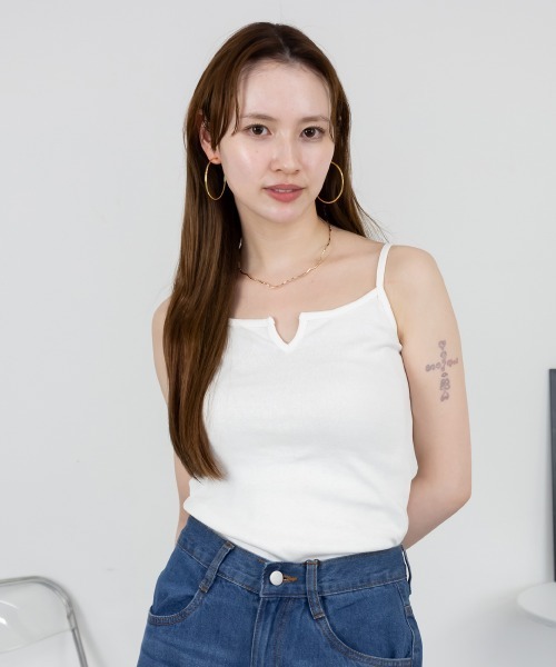 aity(アイティ)の「キーネックキャミソール コットン インナー トップス シンプル 無地 黒 白 夏服(キャミソール・レディース・ブラック/オフホワイト・L/LL/3L/4L/M)」の1枚目の写真