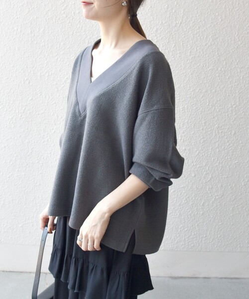 SHIPS any(シップス エニィ)の「SHIPS any:〈手洗い可能〉サカリバ 深Vネック ルーズ プルオーバー(Tシャツ/カットソー・レディース・チャコールグレー/オフホワイト/ナチュラル・ONE SIZE)」の13枚目の写真