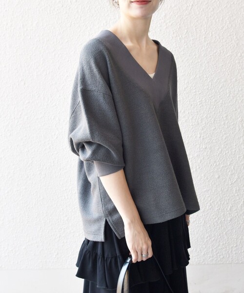 SHIPS any(シップス エニィ)の「SHIPS any:〈手洗い可能〉サカリバ 深Vネック ルーズ プルオーバー(Tシャツ/カットソー・レディース・チャコールグレー/オフホワイト/ナチュラル・ONE SIZE)」の15枚目の写真