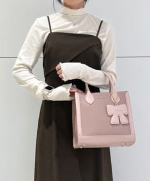 SAMANTHAVEGA(サマンサベガ)の「リボンチャーム付きスクエアバッグ(ハンドバッグ・レディース・ピンク/ブラック/オフホワイト・FREE)」の3枚目の写真