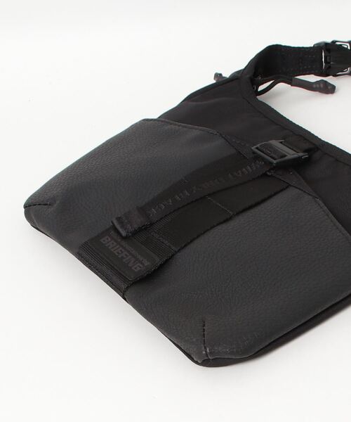 WHITE MOUNTAINEERING（ホワイトマウンテニアリング）の「White Mountaineering/ホワイトマウンテニアリング×BRIEFING/ブリーフィング DAILY SACOCHE サコッシュ（ボディバッグ/ウエストポーチ・メンズ・ブラック・FREE）」の18枚目の写真