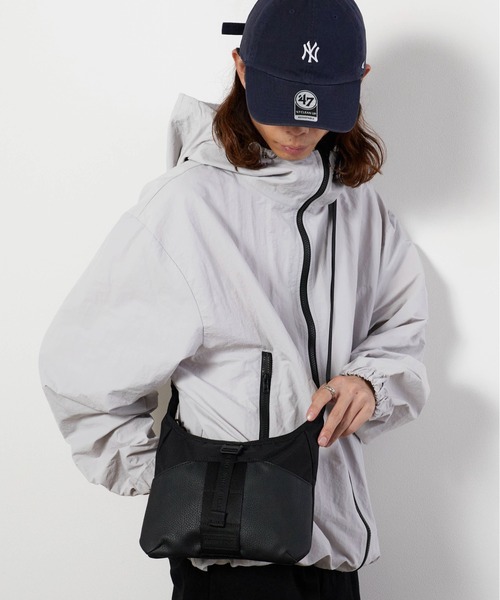 WHITE MOUNTAINEERING（ホワイトマウンテニアリング）の「White Mountaineering/ホワイトマウンテニアリング×BRIEFING/ブリーフィング DAILY SACOCHE サコッシュ（ボディバッグ/ウエストポーチ・メンズ・ブラック・FREE）」の15枚目の写真