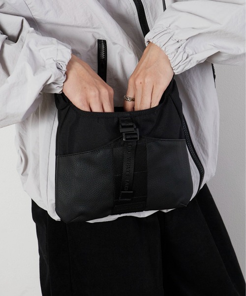 WHITE MOUNTAINEERING（ホワイトマウンテニアリング）の「White Mountaineering/ホワイトマウンテニアリング×BRIEFING/ブリーフィング DAILY SACOCHE サコッシュ（ボディバッグ/ウエストポーチ・メンズ・ブラック・FREE）」の6枚目の写真