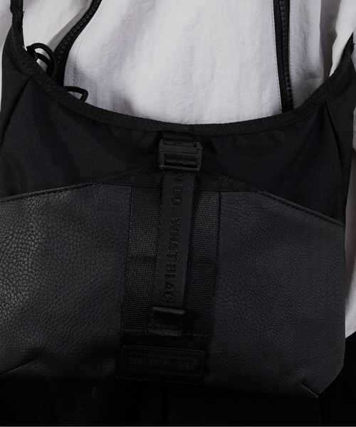 WHITE MOUNTAINEERING（ホワイトマウンテニアリング）の「White Mountaineering/ホワイトマウンテニアリング×BRIEFING/ブリーフィング DAILY SACOCHE サコッシュ（ボディバッグ/ウエストポーチ・メンズ・ブラック・FREE）」の10枚目の写真