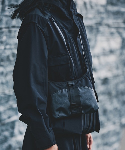 WHITE MOUNTAINEERING（ホワイトマウンテニアリング）の「White Mountaineering/ホワイトマウンテニアリング×BRIEFING/ブリーフィング DAILY SACOCHE サコッシュ（ボディバッグ/ウエストポーチ・メンズ・ブラック・FREE）」の4枚目の写真