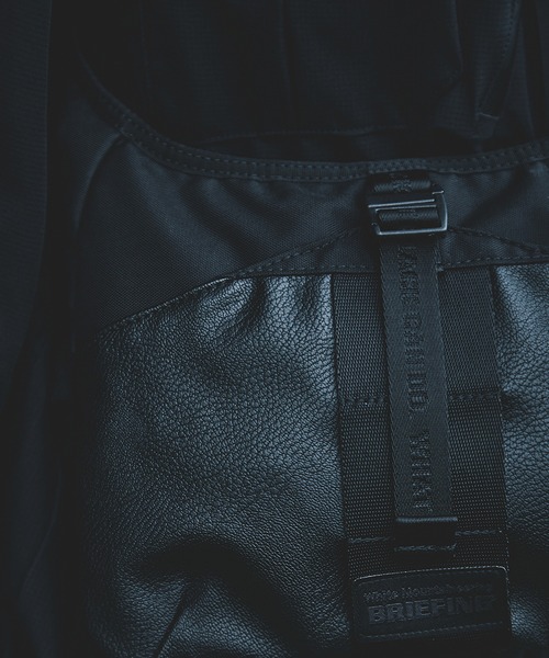 WHITE MOUNTAINEERING（ホワイトマウンテニアリング）の「White Mountaineering/ホワイトマウンテニアリング×BRIEFING/ブリーフィング DAILY SACOCHE サコッシュ（ボディバッグ/ウエストポーチ・メンズ・ブラック・FREE）」の3枚目の写真