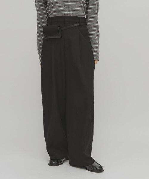 KBF（ケイビーエフ）の「バレルレッグタックスラックス（その他パンツ・レディース・ブラック/ブラウン・38/36）」の2枚目の写真