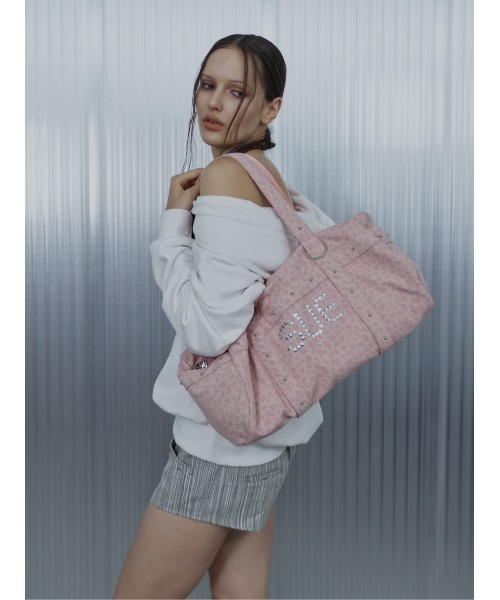 SETUPEXE(セットアップイーエックスイー)の「A'GEM/9 × .kom 『SETUPEXE/セットアップイーエックスイー』 LEO STUDDED DUFFEL BAG/レオパード スタッズ ダッフルバッグ(ドラムバッグ・レディース・パープル/ピンク/チャコールグレー・FREE)」の8枚目の写真