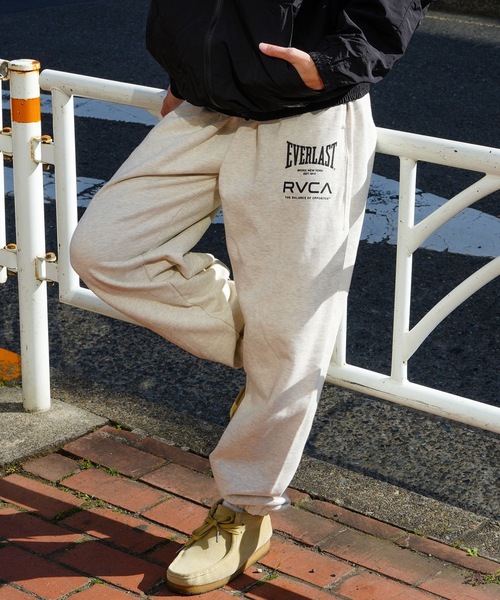 EVERLAST(スポーツ・ライフスタイル)(エバーラスト)の「RVCA メンズ RVCA×EVERLAST SWEAT PANTS セットアップボトムス 【2025年秋冬モデル】/ルーカエバーラストコラボスウェットパンツ(SET UP・セットアップ可能・空港コーデ)(スウェットパンツ・メンズ・ヘザーグレー/ブラック/ホワイト系その他・SMALL/MEDIUM/LARGE/X-LARGE)」の2枚目の写真
