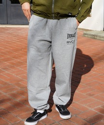 EVERLAST(スポーツ・ライフスタイル)（エバーラスト）の「RVCA メンズ RVCA×EVERLAST SWEAT PANTS セットアップボトムス 【2025年秋冬モデル】/ルーカエバーラストコラボスウェットパンツ(SET UP・セットアップ可能・空港コーデ）（スウェットパンツ）」