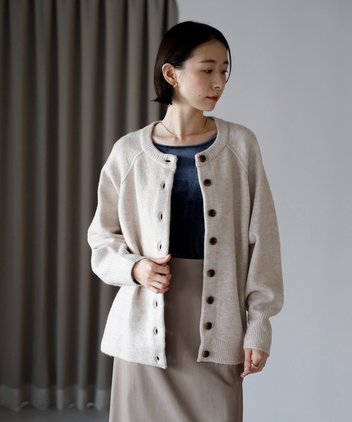 amini（アミニ）の「【2025 AW】もちもちニット　ラグランスリーブカーディガン（カーディガン/ボレロ・レディース・ブルー/チャコールグレー/オレンジ/アイボリー/グレイッシュベージュ・MEDIUM/FREE）」の2枚目の写真