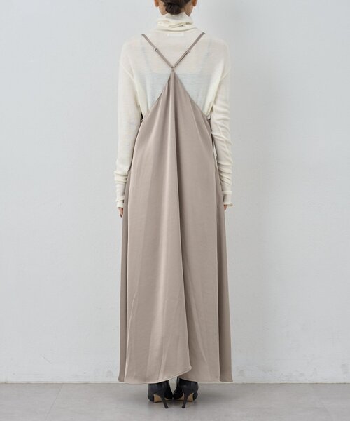 GALLARDAGALANTE(ガリャルダガランテ)の「ディープVサテンキャミワンピース(ワンピース・レディース・モカ/ブラック・FREE)」の3枚目の写真