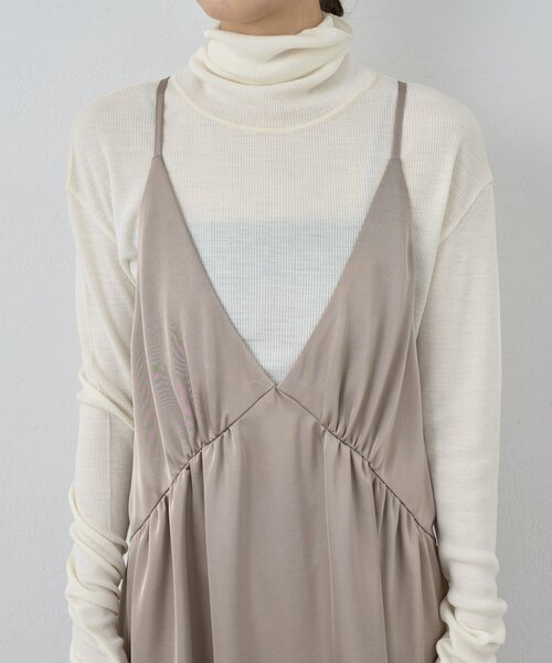 GALLARDAGALANTE(ガリャルダガランテ)の「ディープVサテンキャミワンピース(ワンピース・レディース・モカ/ブラック・FREE)」の4枚目の写真