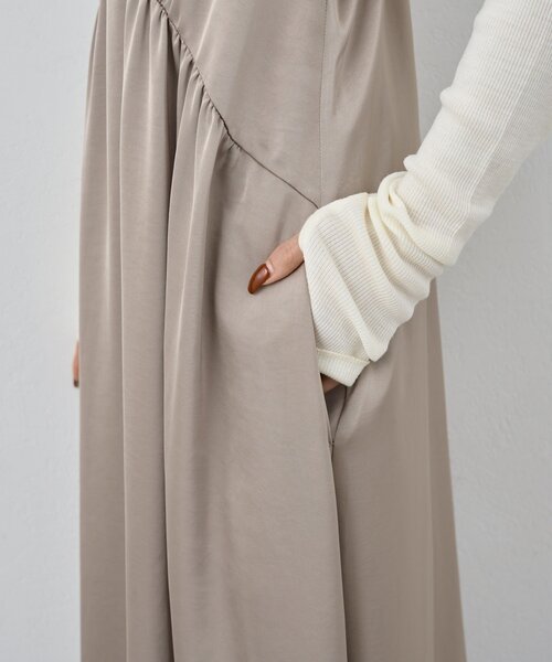 GALLARDAGALANTE(ガリャルダガランテ)の「ディープVサテンキャミワンピース(ワンピース・レディース・モカ/ブラック・FREE)」の6枚目の写真