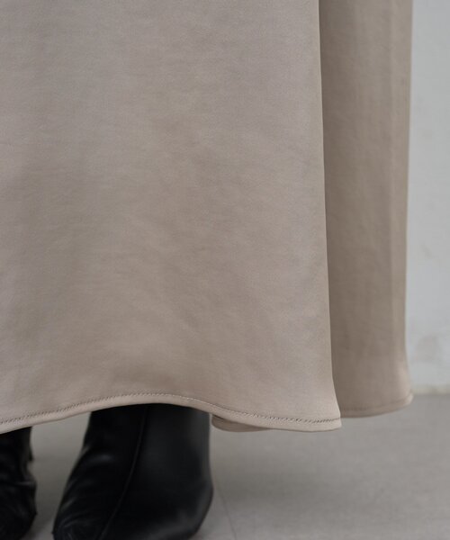 GALLARDAGALANTE(ガリャルダガランテ)の「ディープVサテンキャミワンピース(ワンピース・レディース・モカ/ブラック・FREE)」の7枚目の写真