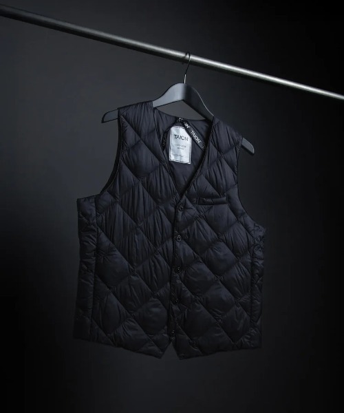 TAION(タイオン)の「TAION/タイオン/“SINGLE SNAP BUTTON"DOWN GILET(ダウンベスト・メンズ・チャコールグレー/ブラック・M/L/XL)」の2枚目の写真