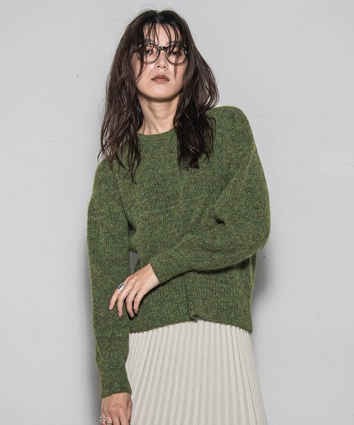 MAYSON GREY(メイソングレイ)の「フラッフィークルーネックプルオーバー≪手洗い可能≫(ニット/セーター・レディース・チャコールグレー/オフホワイト/グリーン・M)」の3枚目の写真