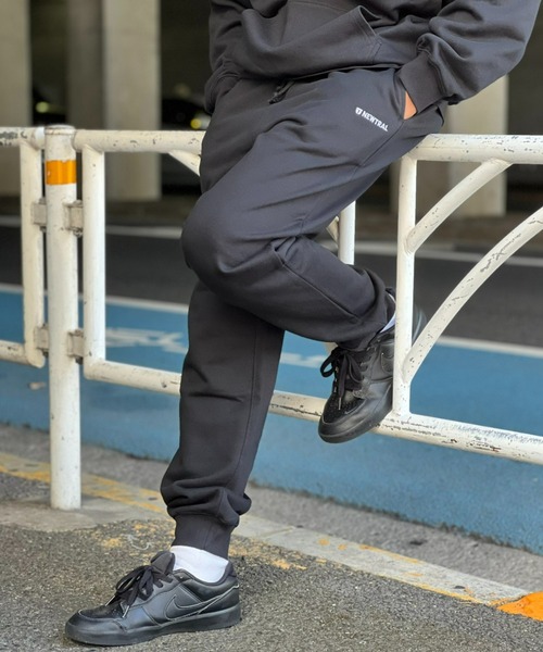 NEWTRAL(ニュートラル)の「【NEWTRAL】NEWTRAL Logo Embroidery Sweatpants(その他パンツ・メンズ・ブラック・MEDIUM/LARGE/X-LARGE)」の1枚目の写真