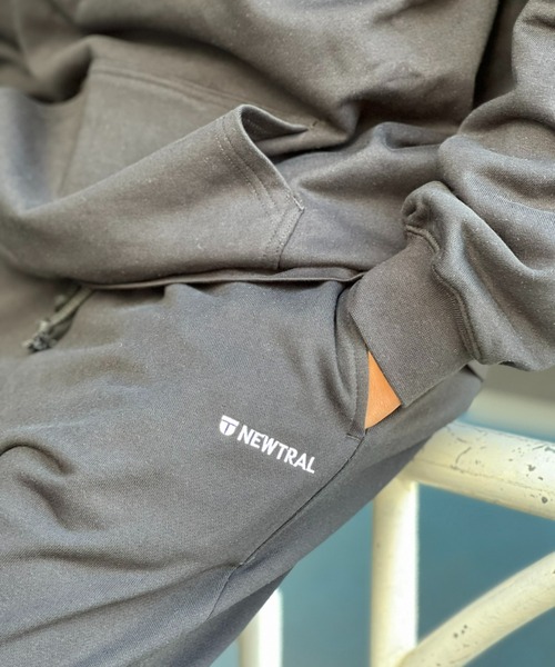 NEWTRAL(ニュートラル)の「【NEWTRAL】NEWTRAL Logo Embroidery Sweatpants(その他パンツ・メンズ・ブラック・MEDIUM/LARGE/X-LARGE)」の4枚目の写真