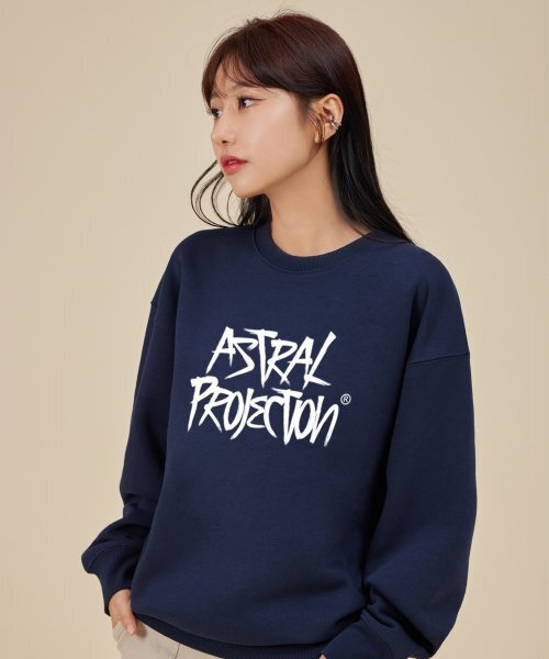 ASTRAL PROJECTION(アストラルプロジェクション)の「グラフィティレタリングルーズフィットスウェット_ネイビー(スウェット・メンズ・その他・LARGE/MEDIUM/X-LARGE/XX-LARGE)」の2枚目の写真