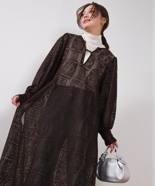 en CAnAF(エンカナフ)の「【クロシェ編み風で可愛い】ブロックレースボリュームスリーブ スリット ワンピース(ワンピース・レディース・アイボリー/ブラウン/ブラック・M)」の3枚目の写真