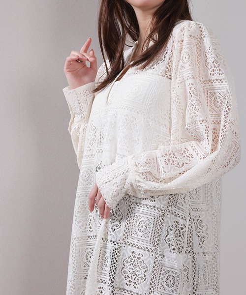 en CAnAF(エンカナフ)の「【クロシェ編み風で可愛い】ブロックレースボリュームスリーブ スリット ワンピース(ワンピース・レディース・アイボリー/ブラウン/ブラック・M)」の14枚目の写真