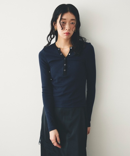 Lutim by u(ルチバイユー)の「ボーダーヘンリーネックロングスリーブトップス(Tシャツ/カットソー・レディース・ブラック/ネイビー/ホワイト・FREE)」の2枚目の写真