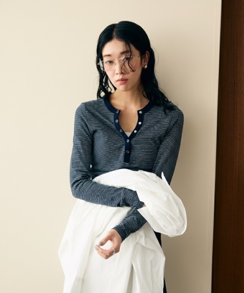 Lutim by u(ルチバイユー)の「ボーダーヘンリーネックロングスリーブトップス(Tシャツ/カットソー・レディース・ブラック/ネイビー/ホワイト・FREE)」の4枚目の写真