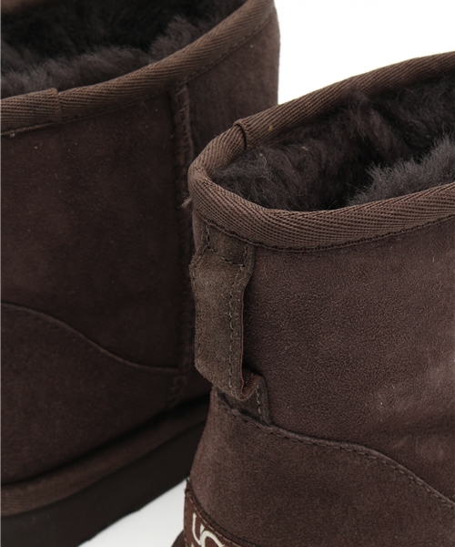 UGG（アグ）の「UGG australia クラシックミニショートブーツ（ブーツ・レディース・ダークブラウン・6/7）」の3枚目の写真